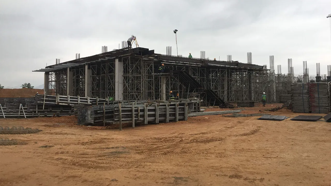 تصویر یک زمین خام که در مراحل ابتدایی ساخت است.