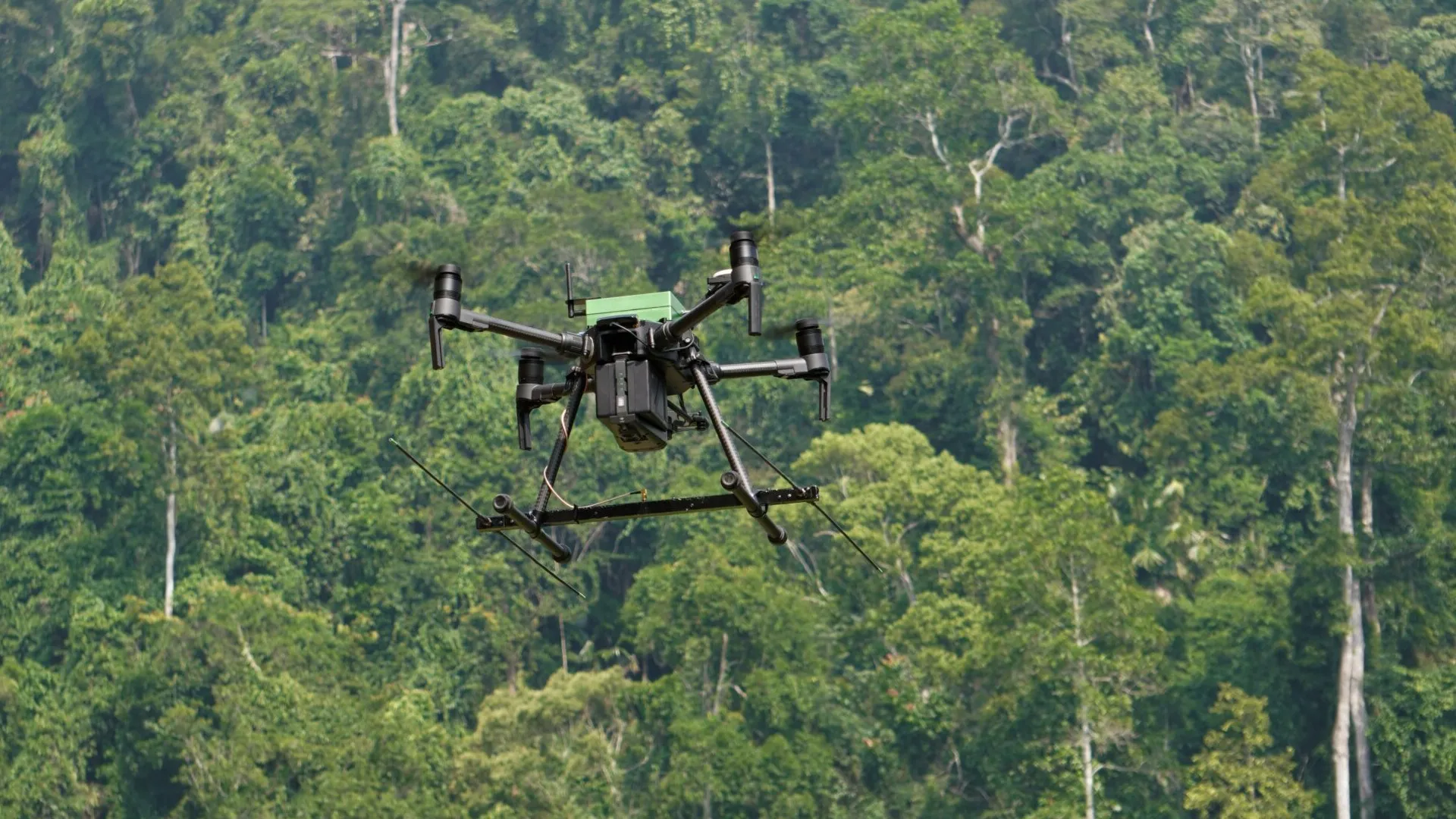 پهپاد درحال نظارت بر اراضی ملی