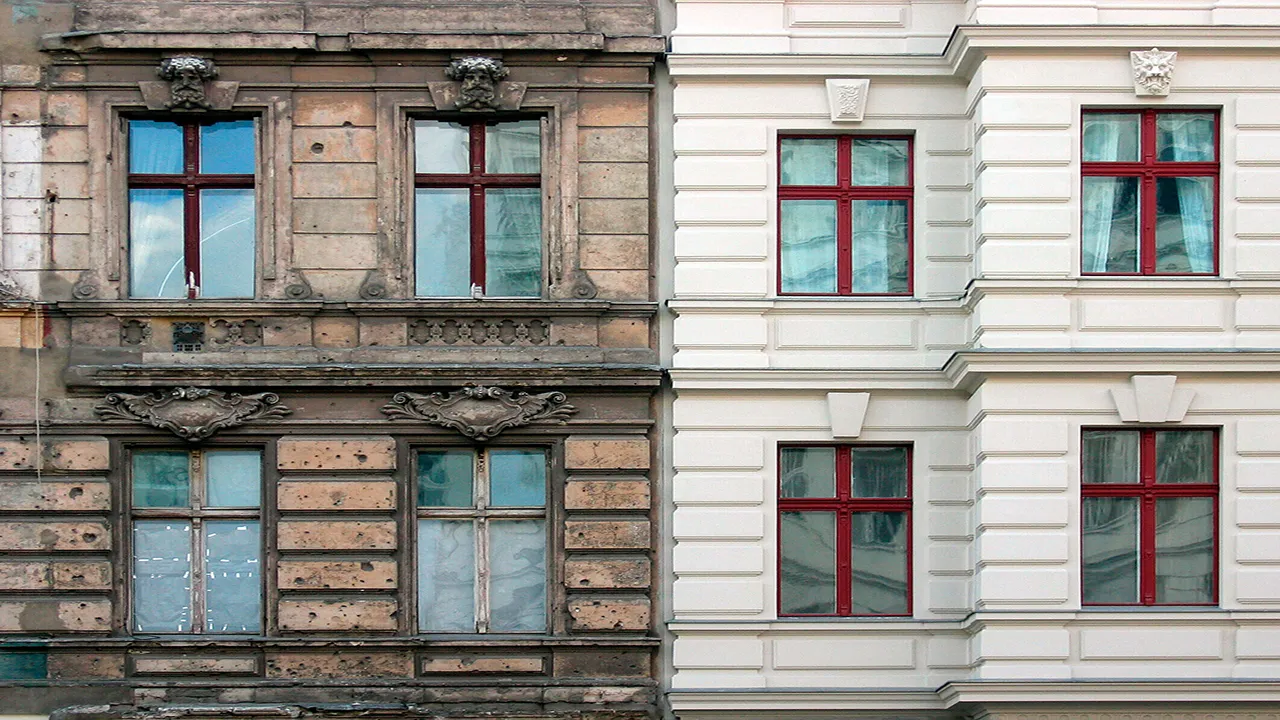 دو ساختمان کنار یکدیگر با قدمت بنا متفاوت