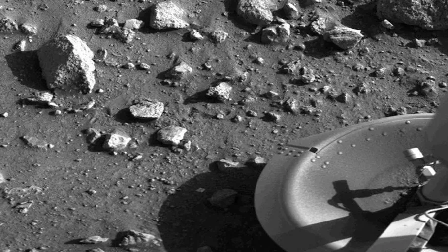 این عکس که توسط کاوشگر وایکینگ 1 کمی پس از فرود بر روی مریخ گرفته شده است، اولین عکسی است که از سطح مریخ گرفته شده است. در 20 جولای 1976 گرفته شد. منبع تصویر: ناسا