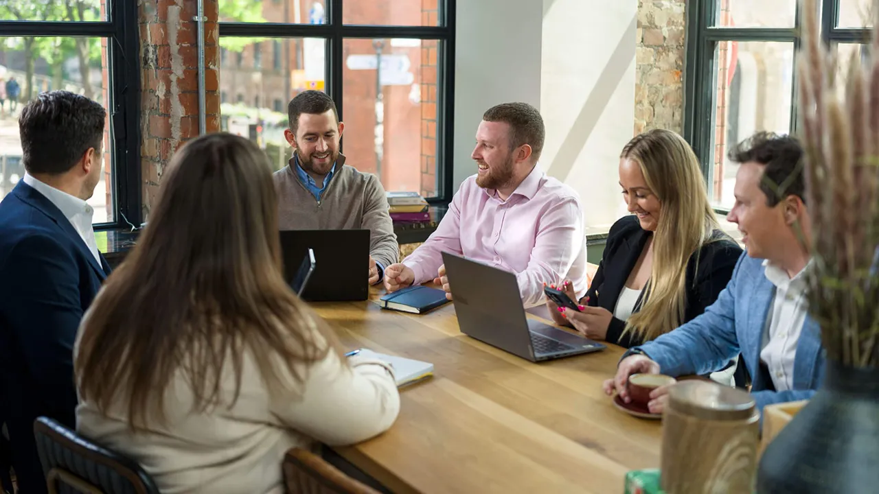 تصویری از اعضای ساختمان در حال تعامل با یکدیگر