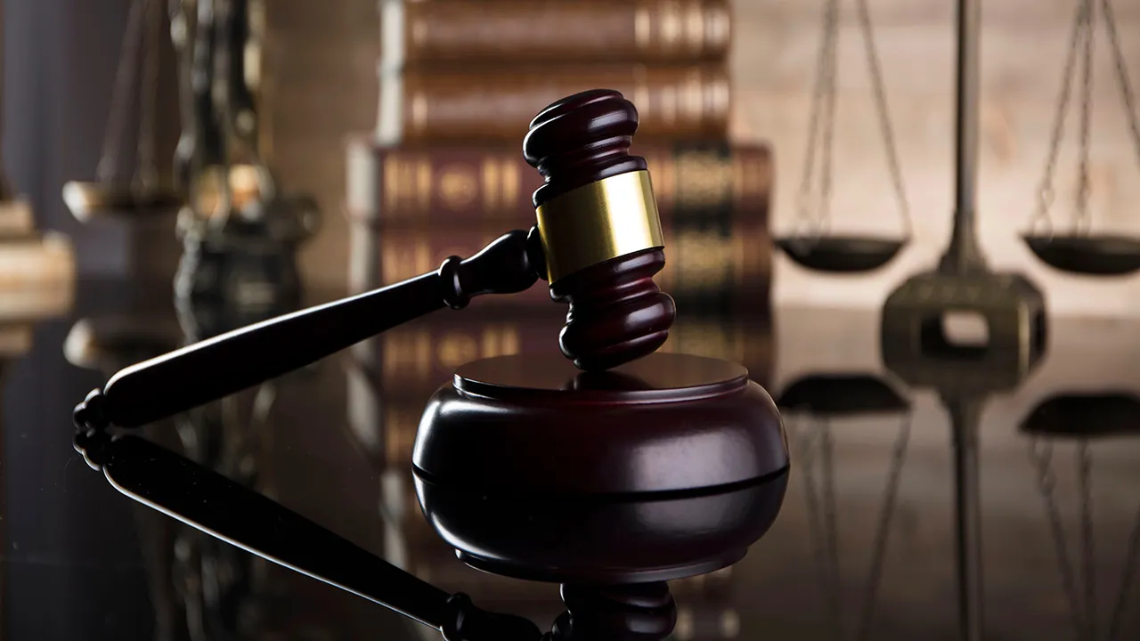 چکش عدالت نمادی از نظام دادرسی