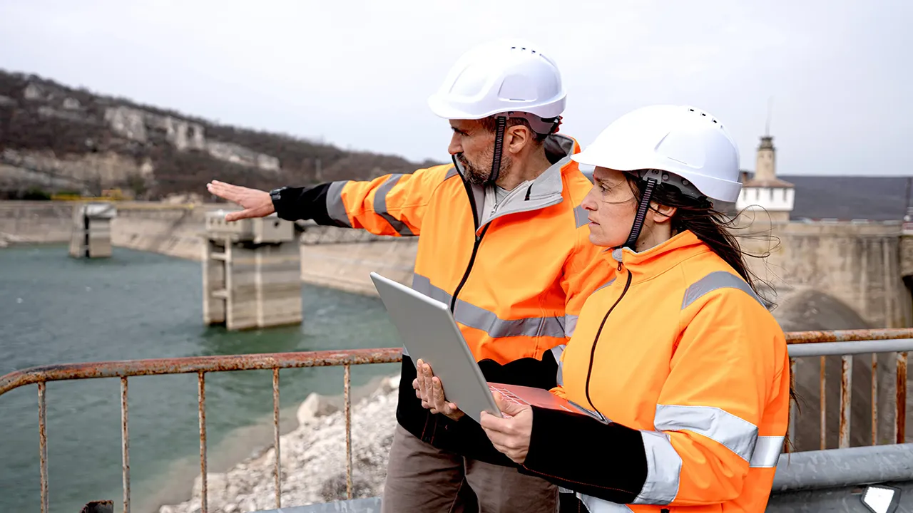 کارشناس رسمی مهندسی آب در حال بازدید از یک پروژه