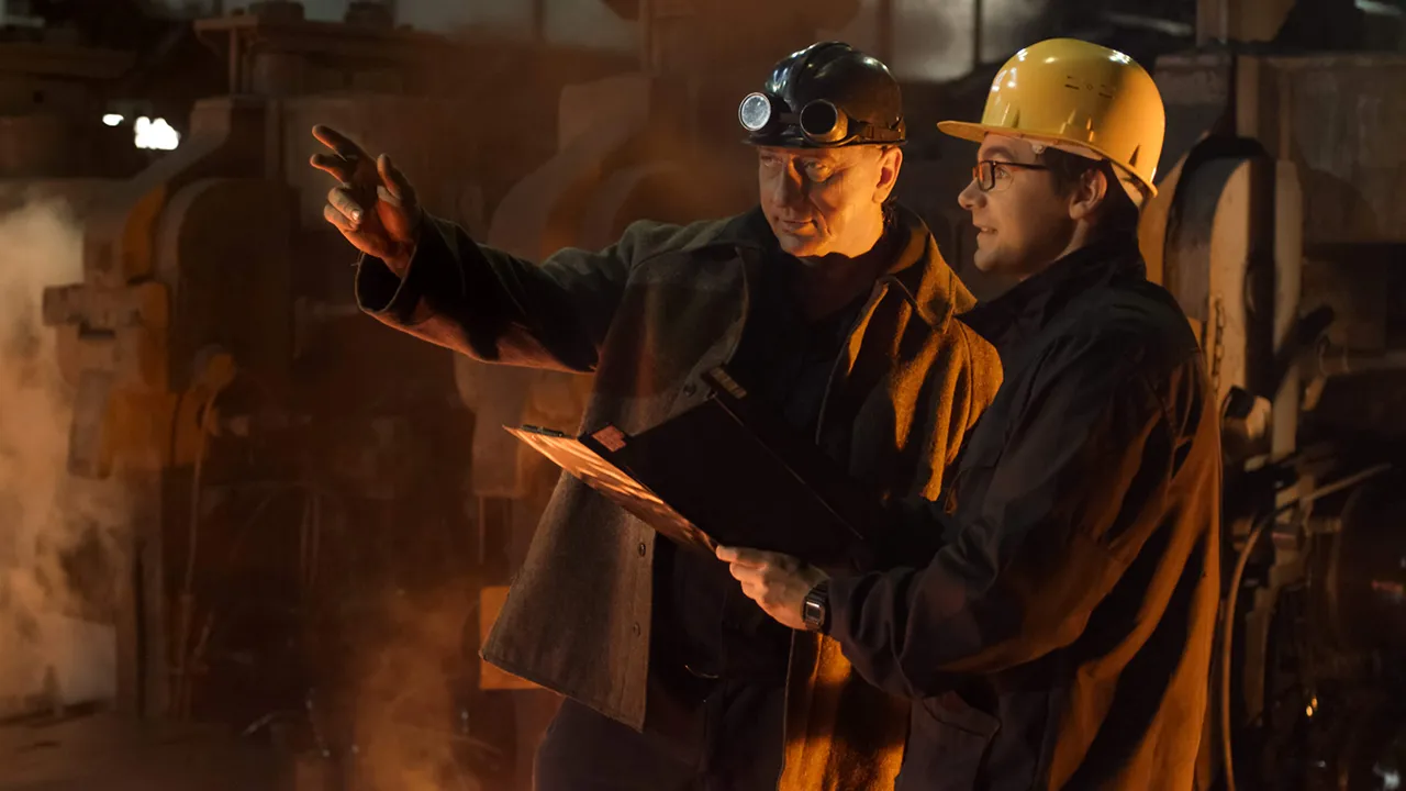 کارشناس دادگستری معدن در حال بازدید میدانی از یک پرونده