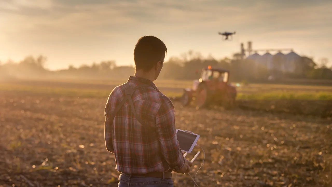 یک مهندس کشاورزی در حال کار با پهباد