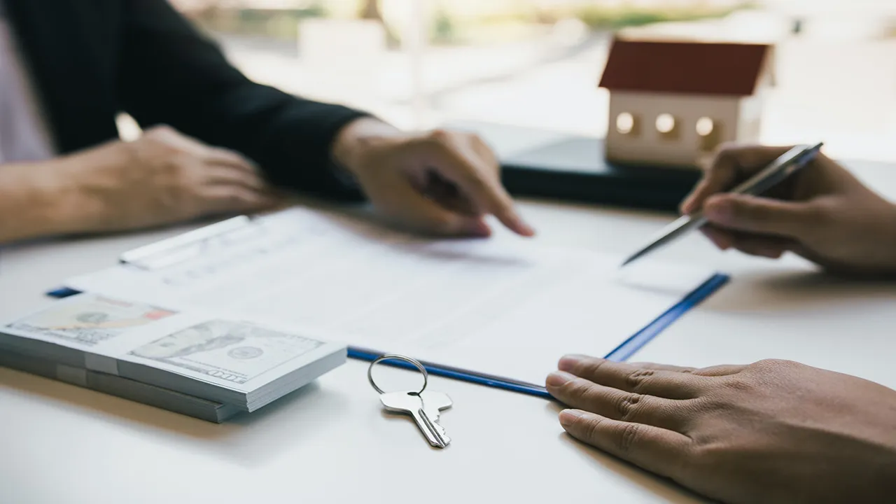 تصویر یک مشاور که در مستری حس فوریت ایجاد کرده و می‌گوید قرارداد را امضا کند