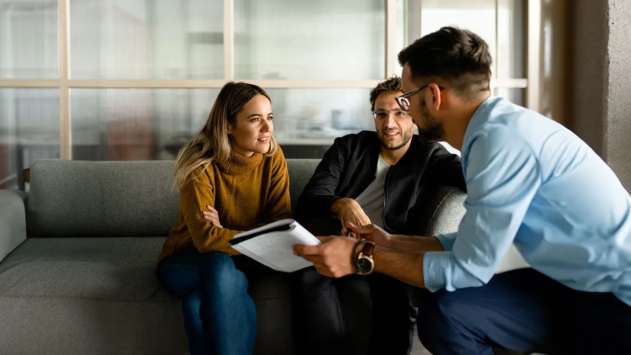 تصویر یک مشاور املاک در حال مشاوره با مشتری