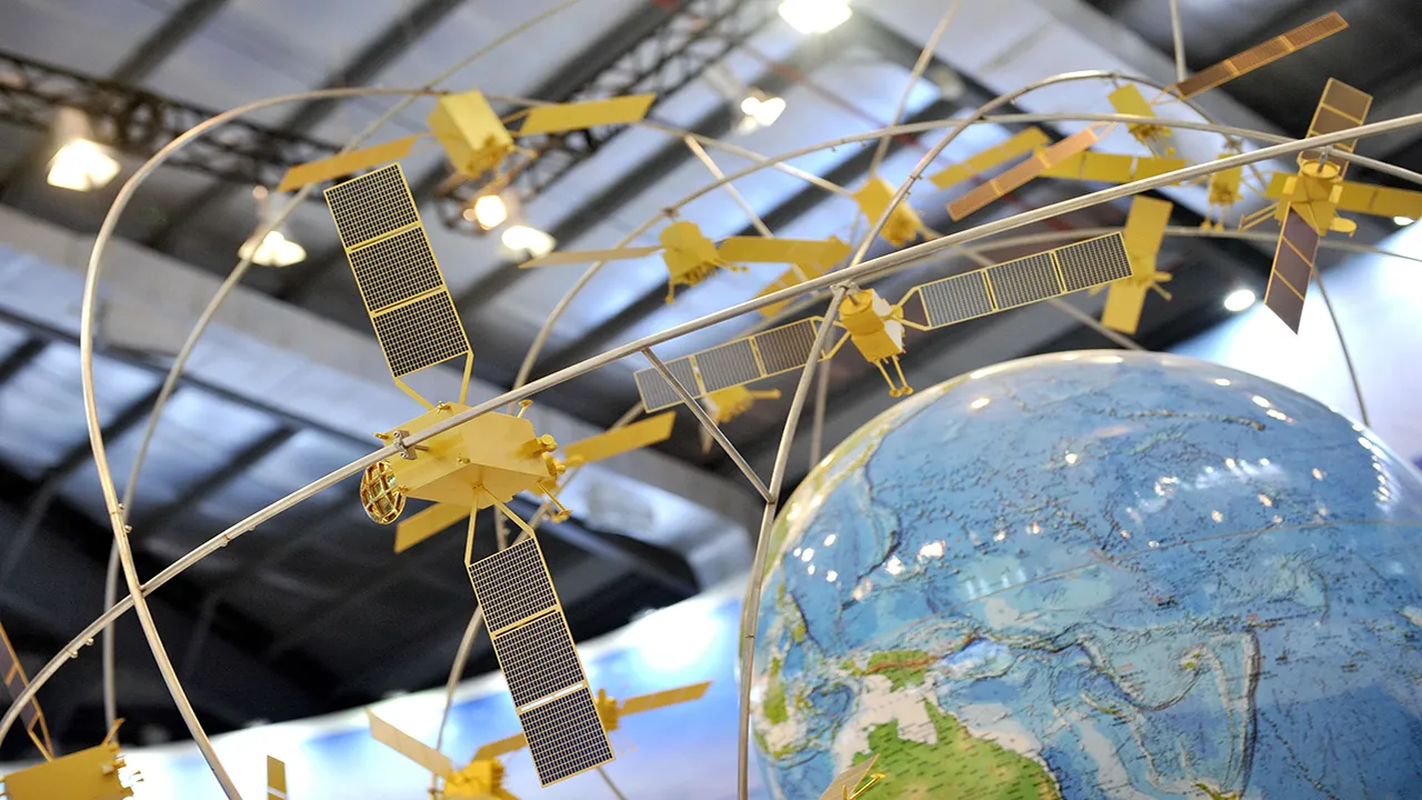 مدلی از سامانه ناوبری ماهواره‌ای بیدو (BeiDou) در نهمین نمایشگاه بین‌المللی هوافضای چین، شهر جوهای، استان گوانگ‌دونگ، ۱۴ نوامبر ۲۰۱۲.