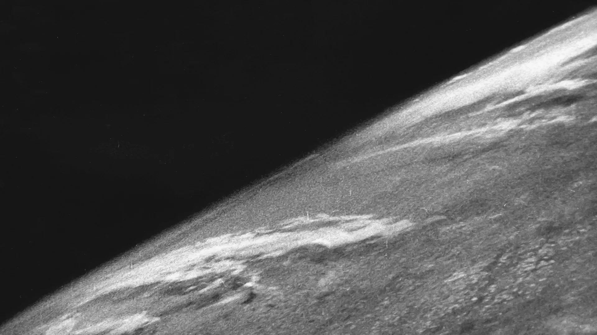 اولین عکس از کره زمین