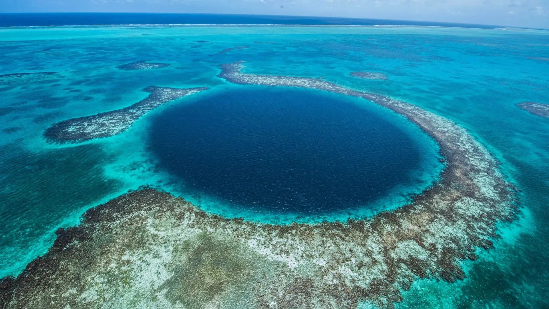 چاله آبی بزرگ (Great Blue Hole)