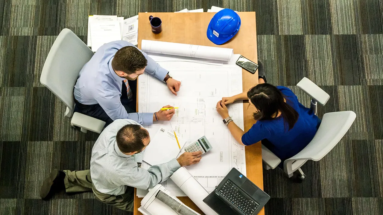 اعضای شرکت معماری درحال کار کردن روی پروژه