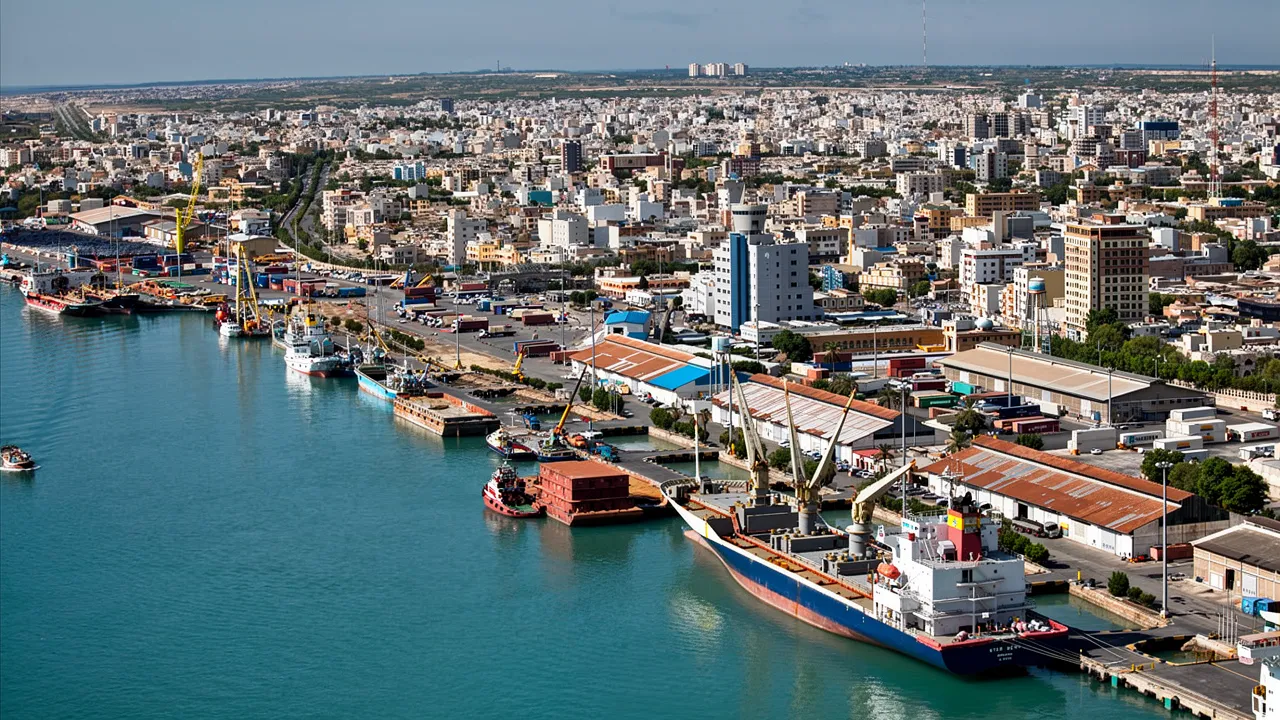 تصویری از اسکله بوشهر که خانه های ساخلی در آن دیده می‌شوند