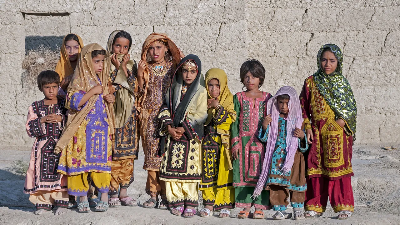 تعدادی کودک بلوچ با لباس محلی